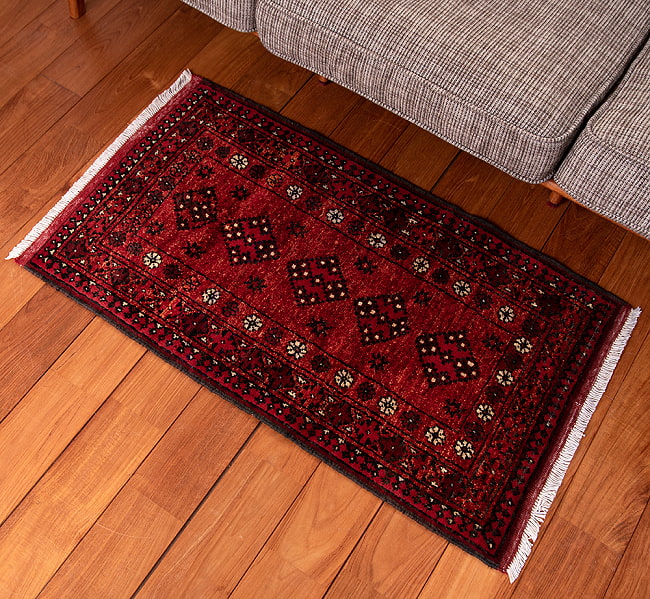 【一点物】パシュトゥンの手織り絨毯 - 86cm x 64cmの写真1枚目です。実際に使用する感じで撮影しましたラグ,バローチ,アンティーク,マット,絨毯,手織り絨毯,パキスタン
