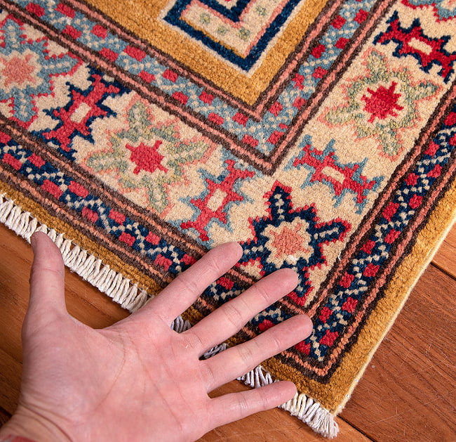 【一点物】パシュトゥンの手織り絨毯 - 90cm x 60cm 15 - サイズ比較のために手と一緒に撮影しました
