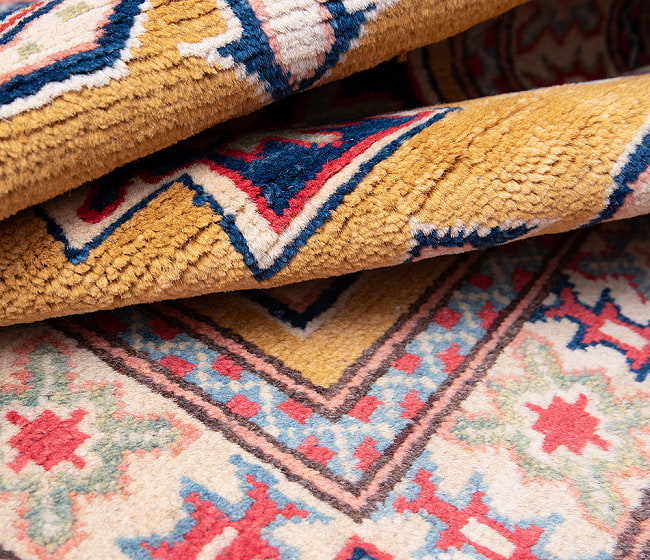 【一点物】パシュトゥンの手織り絨毯 - 90cm x 60cm 2 - 布の感じがわかりやすいように撮影しました
