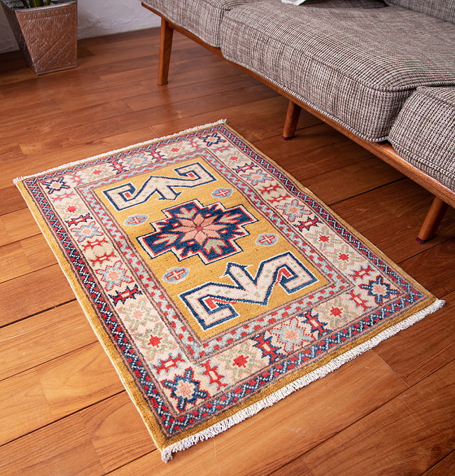 【一点物】パシュトゥンの手織り絨毯 - 90cm x 60cm 5 - 実際に使用する感じで撮影しました
