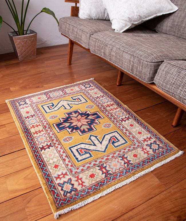 【一点物】パシュトゥンの手織り絨毯 - 90cm x 60cm 6 - 実際に使用する感じで撮影しました