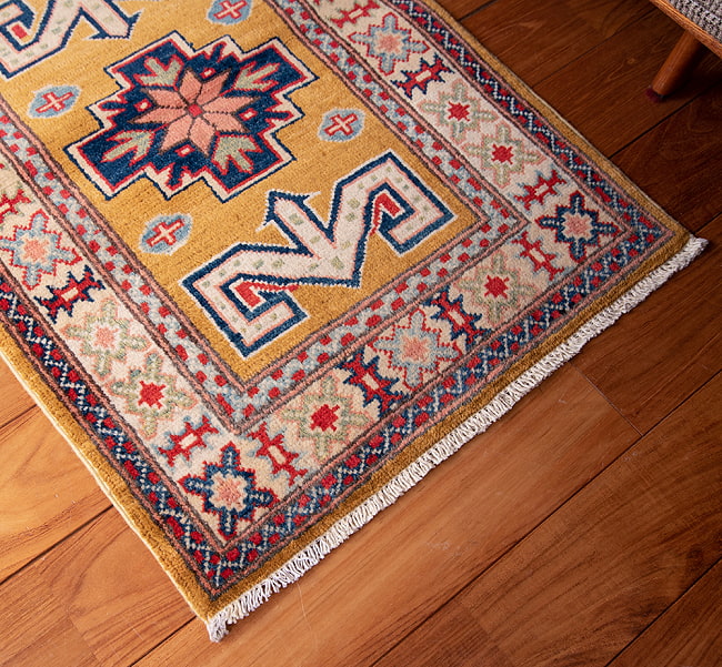 【一点物】パシュトゥンの手織り絨毯 - 90cm x 60cm 7 - 斜めから撮影しました