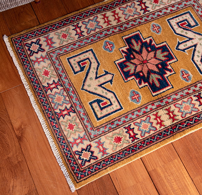 【一点物】パシュトゥンの手織り絨毯 - 90cm x 60cm 8 - 斜めから撮影しました