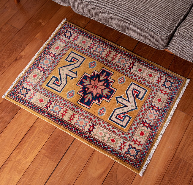 【一点物】パシュトゥンの手織り絨毯 - 90cm x 60cmの写真1枚目です。実際に使用する感じで撮影しましたラグ,バローチ,アンティーク,マット,絨毯,手織り絨毯,パキスタン