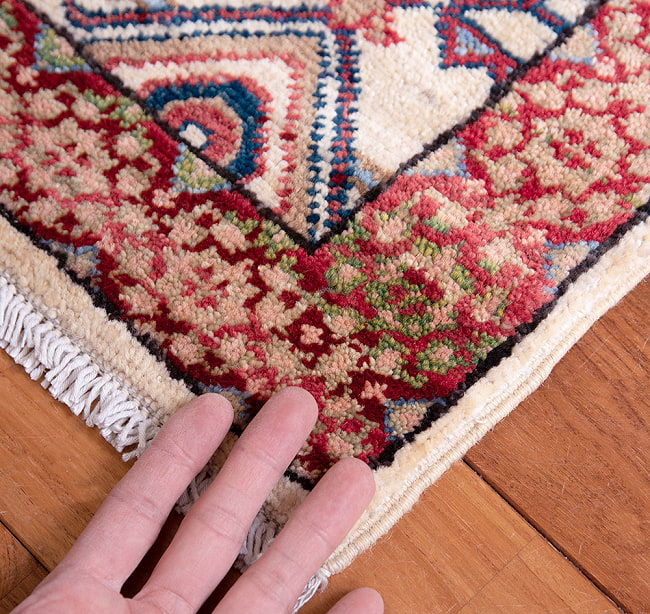 【一点物】パシュトゥンの手織り絨毯 - 86cm x 62cm 15 - サイズ比較のために手と一緒に撮影しました