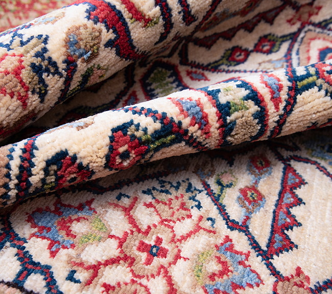 【一点物】パシュトゥンの手織り絨毯 - 86cm x 62cm 2 - 絨毯の質感がわかるように、波立たせて撮影しました