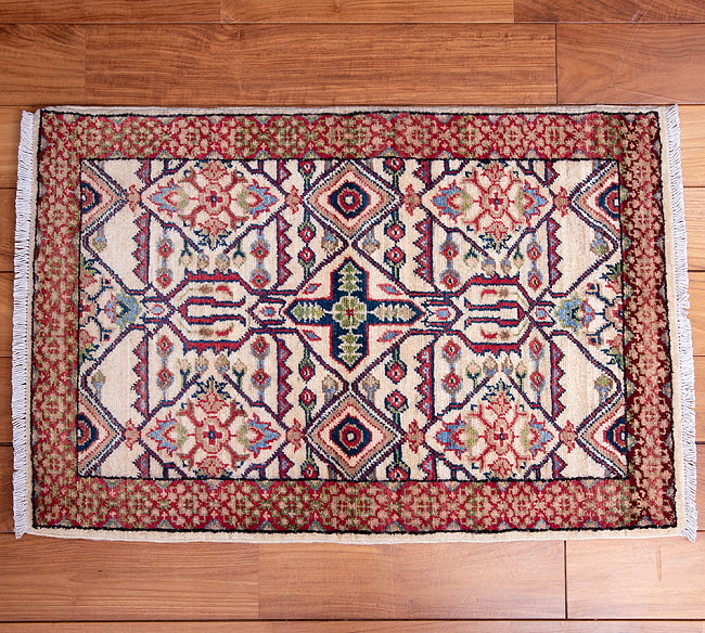【一点物】パシュトゥンの手織り絨毯 - 86cm x 62cm 3 - 全体のデザインがわかりやすいように、上から撮影しました
