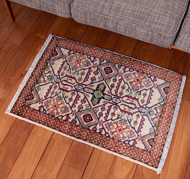 【一点物】パシュトゥンの手織り絨毯 - 86cm x 62cmの写真1枚目です。実際に使用する感じで撮影しましたラグ,バローチ,アンティーク,マット,絨毯,手織り絨毯,パキスタン