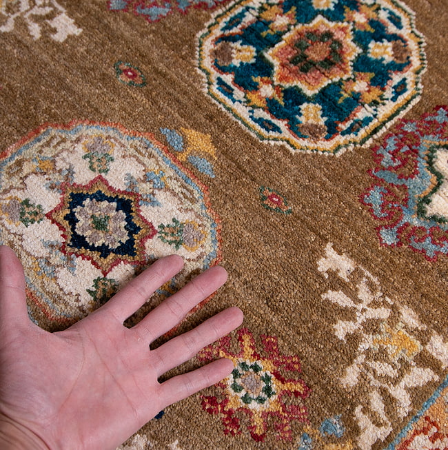 【一点物】パシュトゥンの手織り絨毯 - 90cm x 60cm 14 - サイズ比較のために手と一緒に撮影しました