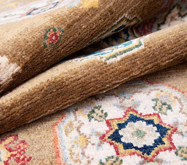 【一点物】パシュトゥンの手織り絨毯 - 90cm x 60cm 2 - 絨毯の質感がわかるように、波立たせて撮影しました