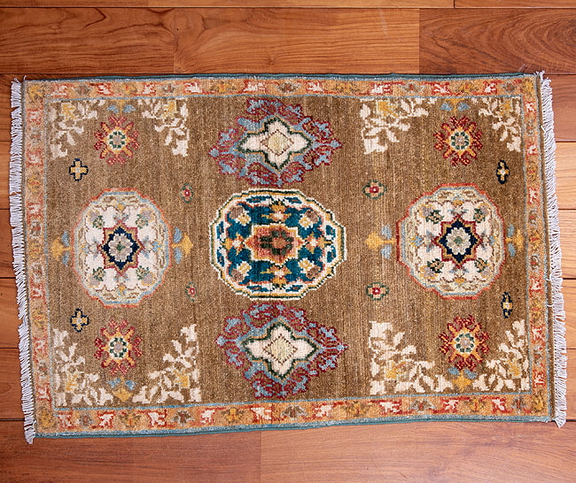 【一点物】パシュトゥンの手織り絨毯 - 90cm x 60cm 3 - 全体のデザインがわかりやすいように、上から撮影しました