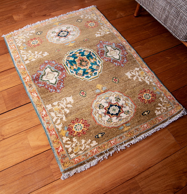 【一点物】パシュトゥンの手織り絨毯 - 90cm x 60cm 4 - 実際に使用する感じで撮影しました