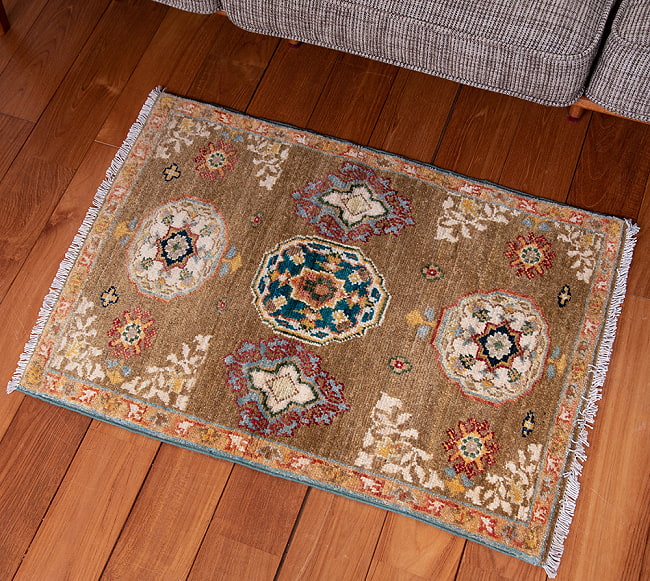 【一点物】パシュトゥンの手織り絨毯 - 90cm x 60cmの写真1枚目です。実際に使用する感じで撮影しましたラグ,バローチ,アンティーク,マット,絨毯,手織り絨毯,パキスタン
