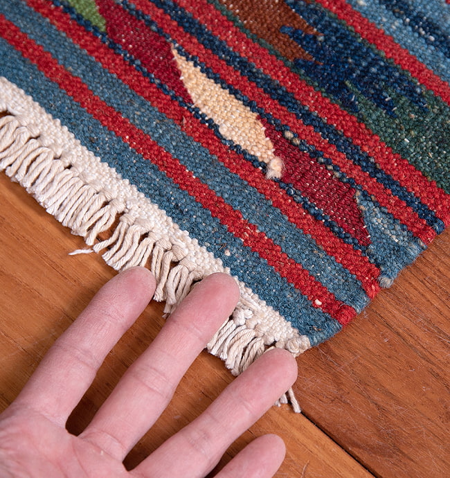 【一点物】バルーチ　カル・ムハマディ族　遊牧民による草木染め手織りトライバルキリム 平織り - 約103cm x 60cm 13 - サイズ比較のために手と一緒に撮影しました