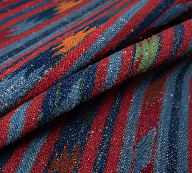 【一点物】バルーチ　カル・ムハマディ族　遊牧民による草木染め手織りトライバルキリム 平織り - 約103cm x 60cm 2 - キリムの質感がよく分かるように波を作って撮影しました