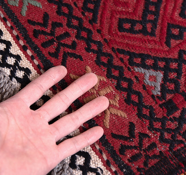 【一点物】メイマネ バルーチ　カル・ムハマディ族　遊牧民による草木染め手織りトライバルキリム 平織り - 約72cm x 48cm 14 - サイズ比較のために手と一緒に撮影しました