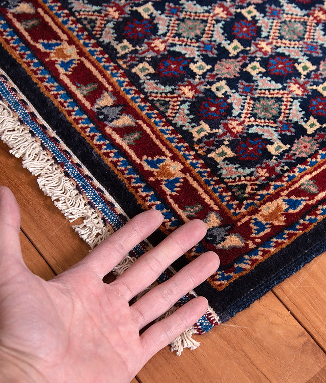 【一点物】パシュトゥンの手織り絨毯 - 66cm x 48cm 15 - サイズ比較のために手と一緒に撮影しました