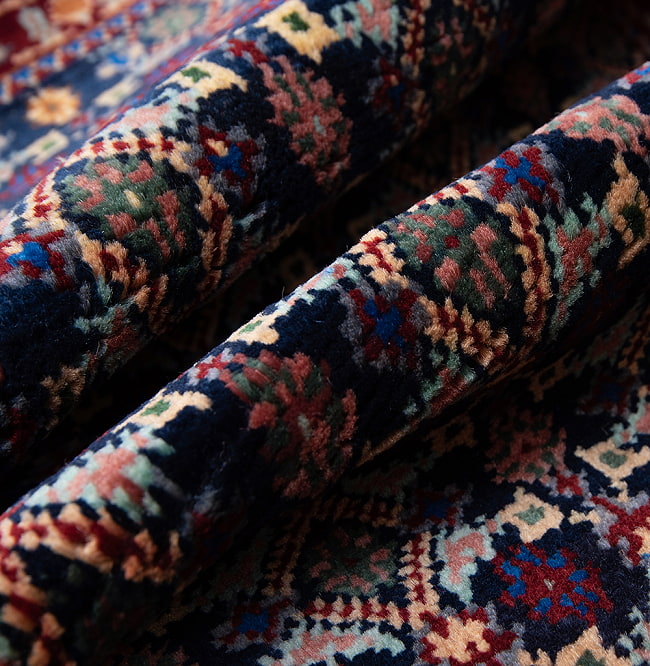 【一点物】パシュトゥンの手織り絨毯 - 66cm x 48cm 2 - 絨毯の質感がわかるように、波立たせて撮影しました
