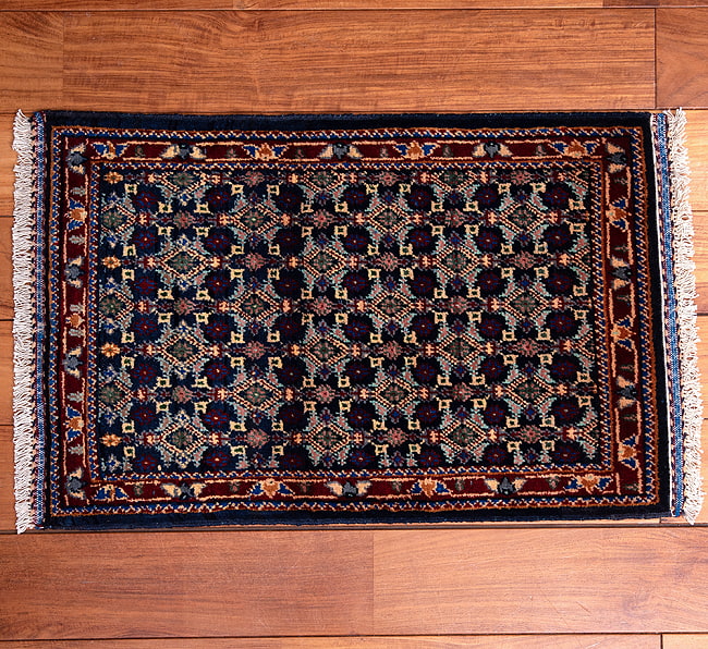 【一点物】パシュトゥンの手織り絨毯 - 66cm x 48cm 3 - 全体のデザインがわかりやすいように、上から撮影しました