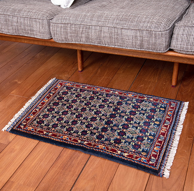 【一点物】パシュトゥンの手織り絨毯 - 66cm x 48cm 4 - 実際に使用する感じで撮影しました