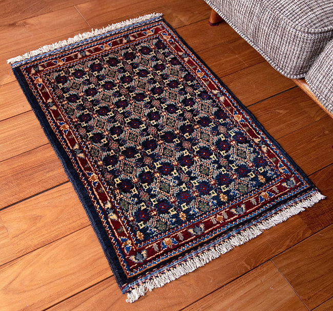 【一点物】パシュトゥンの手織り絨毯 - 66cm x 48cm 5 - 実際に使用する感じで撮影しました