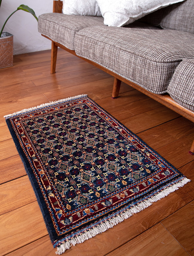 【一点物】パシュトゥンの手織り絨毯 - 66cm x 48cm 6 - 斜めから撮影しました