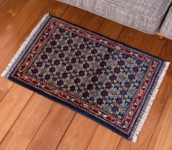 【一点物】パシュトゥンの手織り絨毯 - 66cm x 48cmの写真1枚目です。実際に使用する感じで撮影しましたラグ,バローチ,アンティーク,マット,絨毯,手織り絨毯,パキスタン