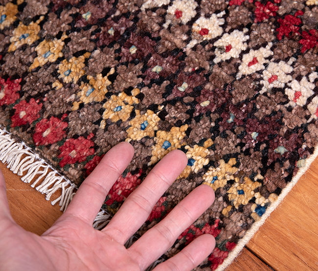 【一点物】パシュトゥンの手織り絨毯 - 73cm x 55cm 16 - サイズ比較のために手と一緒に撮影しました