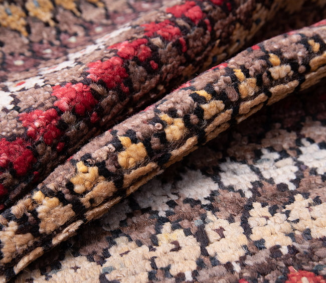 【一点物】パシュトゥンの手織り絨毯 - 73cm x 55cm 2 - 絨毯の質感がわかるように、波立たせて撮影しました