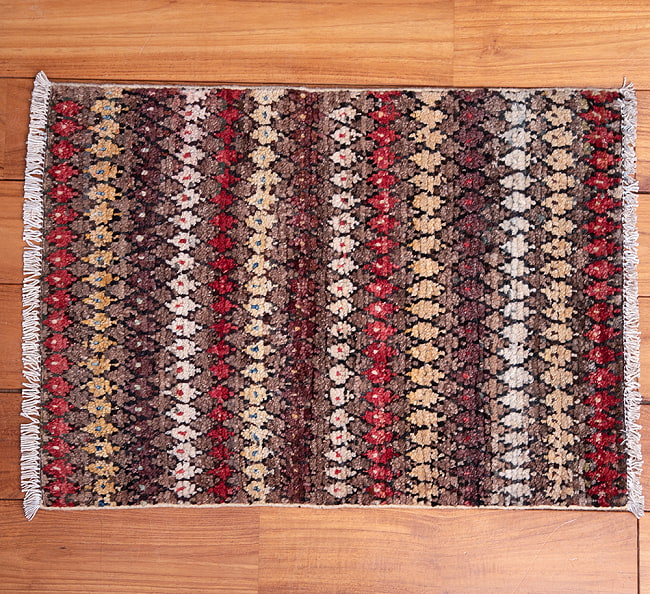 【一点物】パシュトゥンの手織り絨毯 - 73cm x 55cm 3 - 全体のデザインがわかりやすいように、上から撮影しました