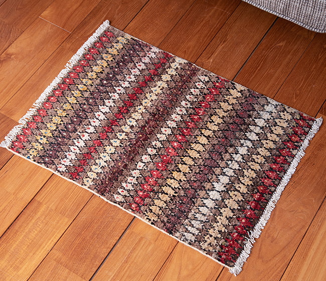 【一点物】パシュトゥンの手織り絨毯 - 73cm x 55cm 4 - 斜めから撮影しました
