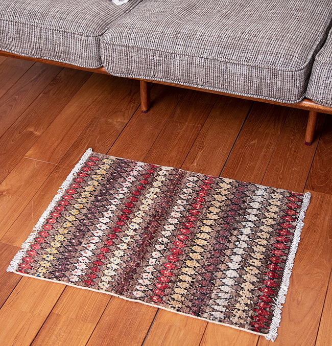 【一点物】パシュトゥンの手織り絨毯 - 73cm x 55cm 5 - 斜めから撮影しました