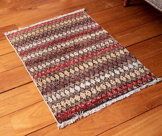【一点物】パシュトゥンの手織り絨毯 - 73cm x 55cm 6 - 斜めから撮影しました