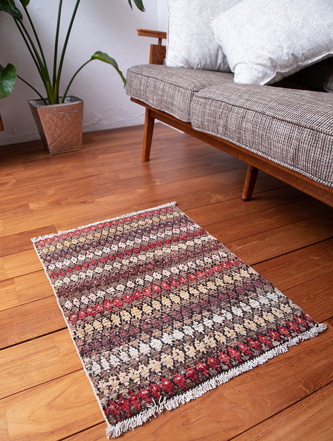 【一点物】パシュトゥンの手織り絨毯 - 73cm x 55cm 7 - 実際に使用する感じで撮影しました