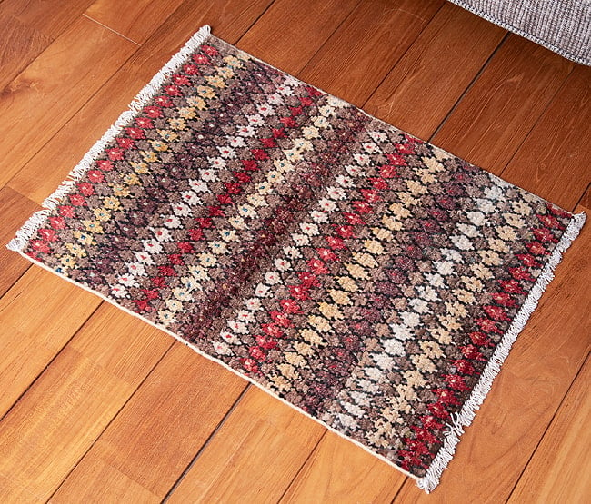 【一点物】パシュトゥンの手織り絨毯 - 73cm x 55cmの写真1枚目です。実際に使用する感じで撮影しましたラグ,バローチ,アンティーク,マット,絨毯,手織り絨毯,パキスタン