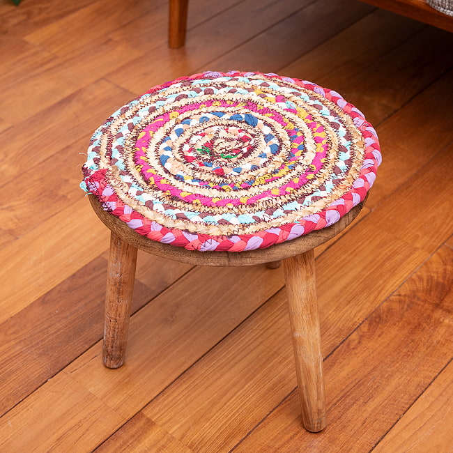 コットンとジュートのカラフル手編みラグ　ラウンドタイプ【直径32cm】 11 - しっかりした作りのため、重ねると椅子のようになります。