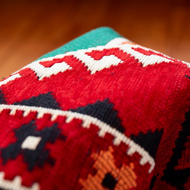 【全3色】トルコの伝統的な柄を織り込んだ　キリム　【70cm×1150cm】 7 - 手に取ってみました。