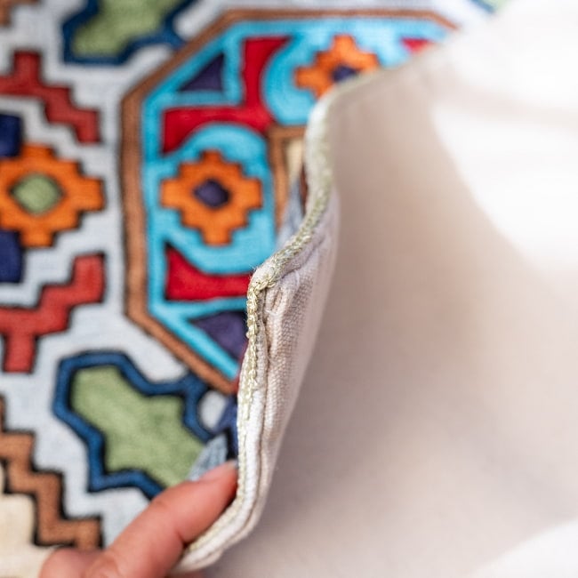 【1点物】チェーンステッチ アリワークが美しい カシミールのシルクラグ【約60cm x 90cm】 15 - 厚みはこのくらいです