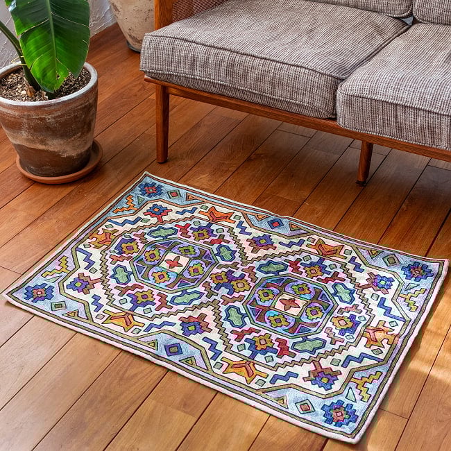 【1点物】チェーンステッチ アリワークが美しい カシミールのシルクラグ【約60cm x 90cm】 2 - こちらも使用例です