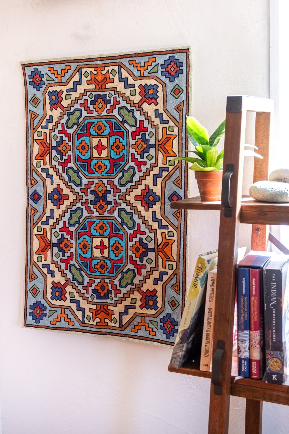 【1点物】チェーンステッチ アリワークが美しい カシミールのシルクラグ【約60cm x 90cm】2枚目の説明写真です