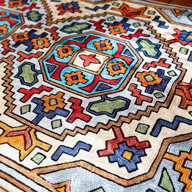 【1点物】チェーンステッチ アリワークが美しい カシミールのシルクラグ【約60cm x 90cm】 7 - 柄を拡大してみました