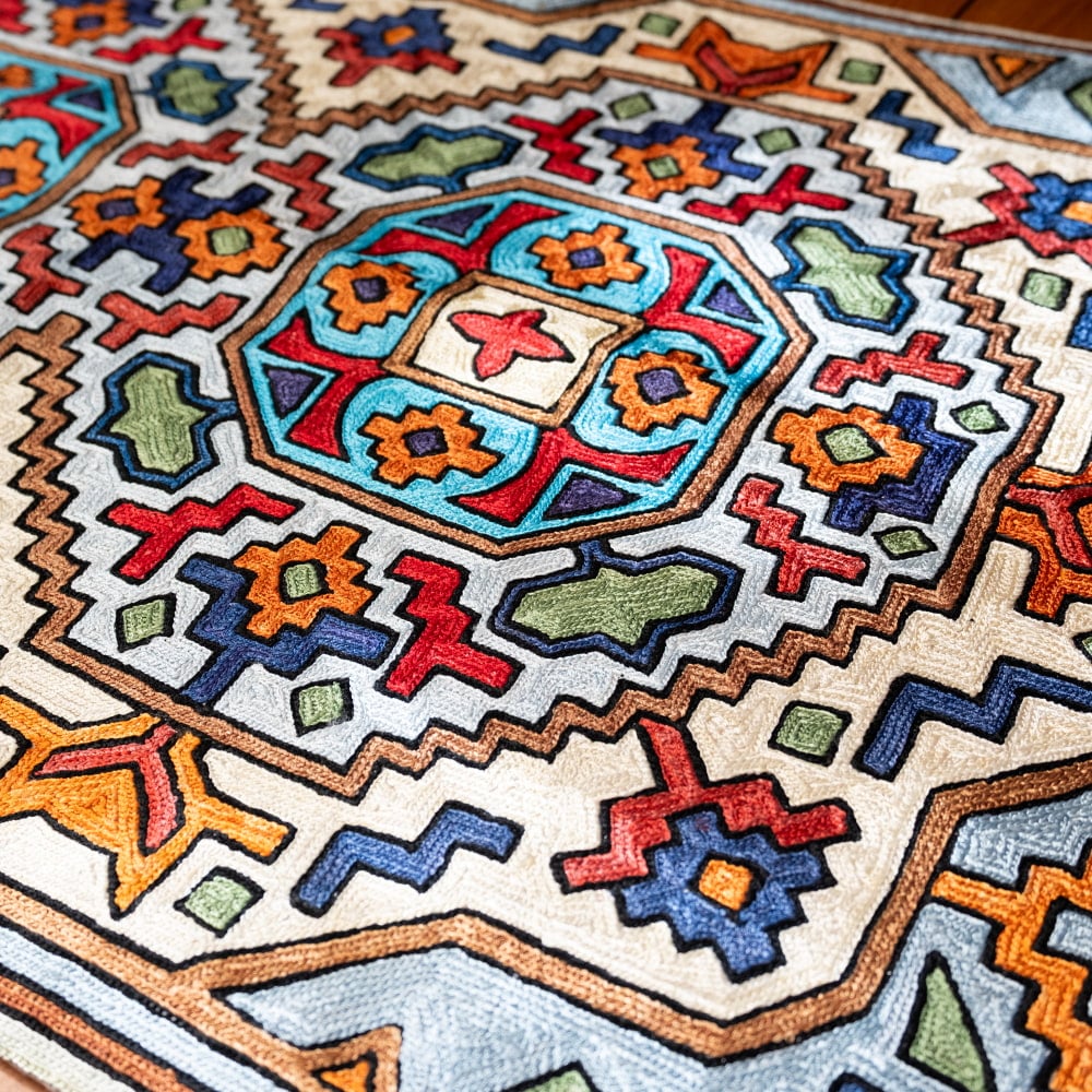 【1点物】チェーンステッチ アリワークが美しい カシミールのシルクラグ【約60cm x 90cm】5枚目の説明写真です