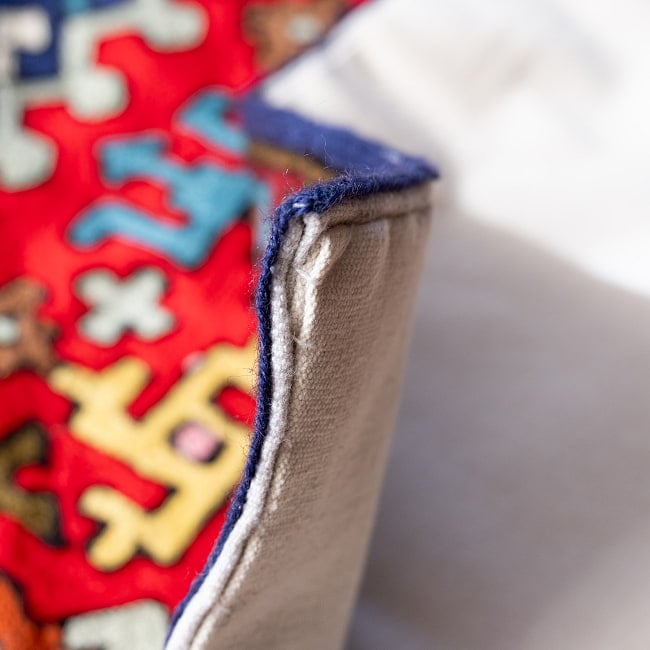 【1点物】チェーンステッチ アリワークが美しい カシミールのウールラグ【約120cm x 180cm】 14 - 厚みはこのくらいです