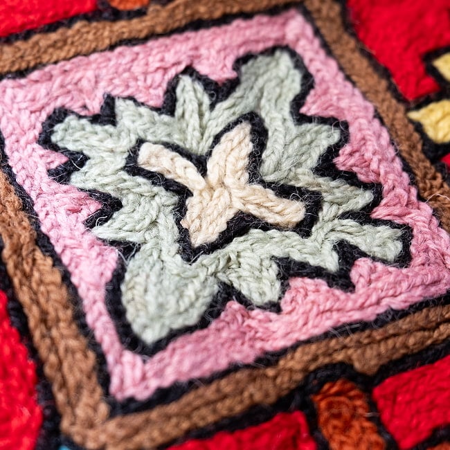 【1点物】チェーンステッチ アリワークが美しい カシミールのウールラグ【約120cm x 180cm】 8 - 柄を拡大してみました