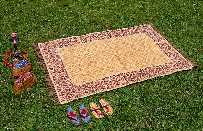 インドのラグ ジュート・ダリー　【約120cm x 200cm】の写真1枚目です。商品を実際に使用してみました。エスニック要素も多く、なおかつお洒落です。ダリー,Dhurrie,ジュート ラグ,ラグ,マット,キリム,絨毯,カーペット