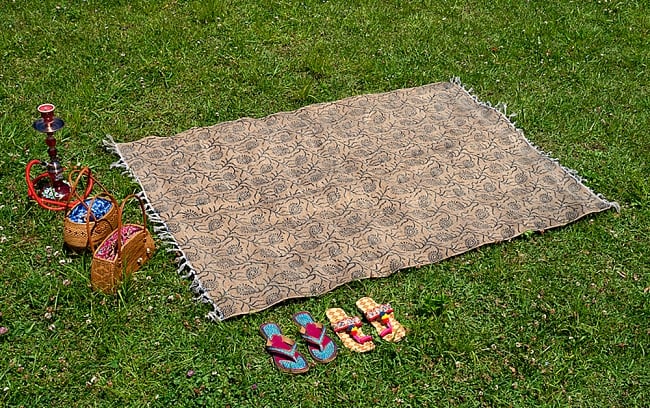 インドのラグ ジュート・ダリー　【約120cm x 185cm】の写真1枚目です。商品を実際に使用してみました。エスニック要素も多く、なおかつお洒落です。ダリー,Dhurrie,ジュート ラグ,ラグ,マット,キリム,絨毯,カーペット