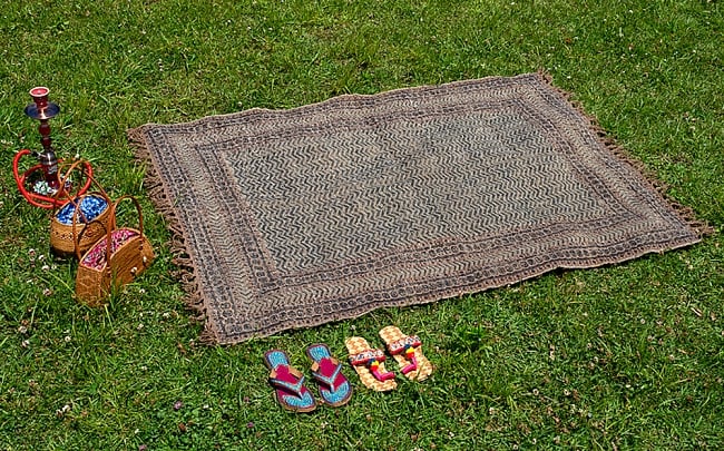 インドのラグ ジュート・ダリー　【約120cm x 190cm】の写真1枚目です。商品を実際に使用してみました。エスニック要素も多く、なおかつお洒落です。ダリー,Dhurrie,ジュート ラグ,ラグ,マット,キリム,絨毯,カーペット