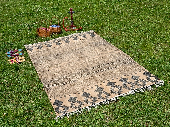 インドのラグ ジュート・ダリー 【約120cm x 200cm】 2 - 別のアングルから撮ってみました。