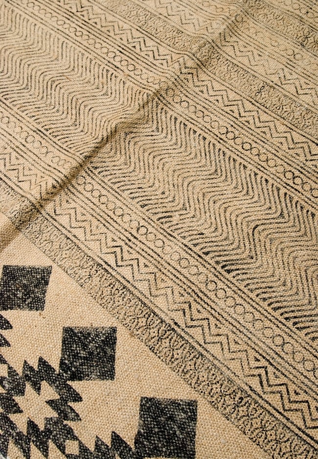 インドのラグ ジュート・ダリー　【約120cm x 200cm】 6 - アップにしてみました。ひとつひとつ丁寧に織られています。