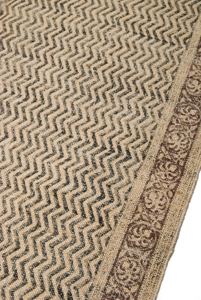 インドのラグ ジュート・ダリー 【約120cm x 195cm】 6 - アップにしてみました。ひとつひとつ丁寧に織られています。